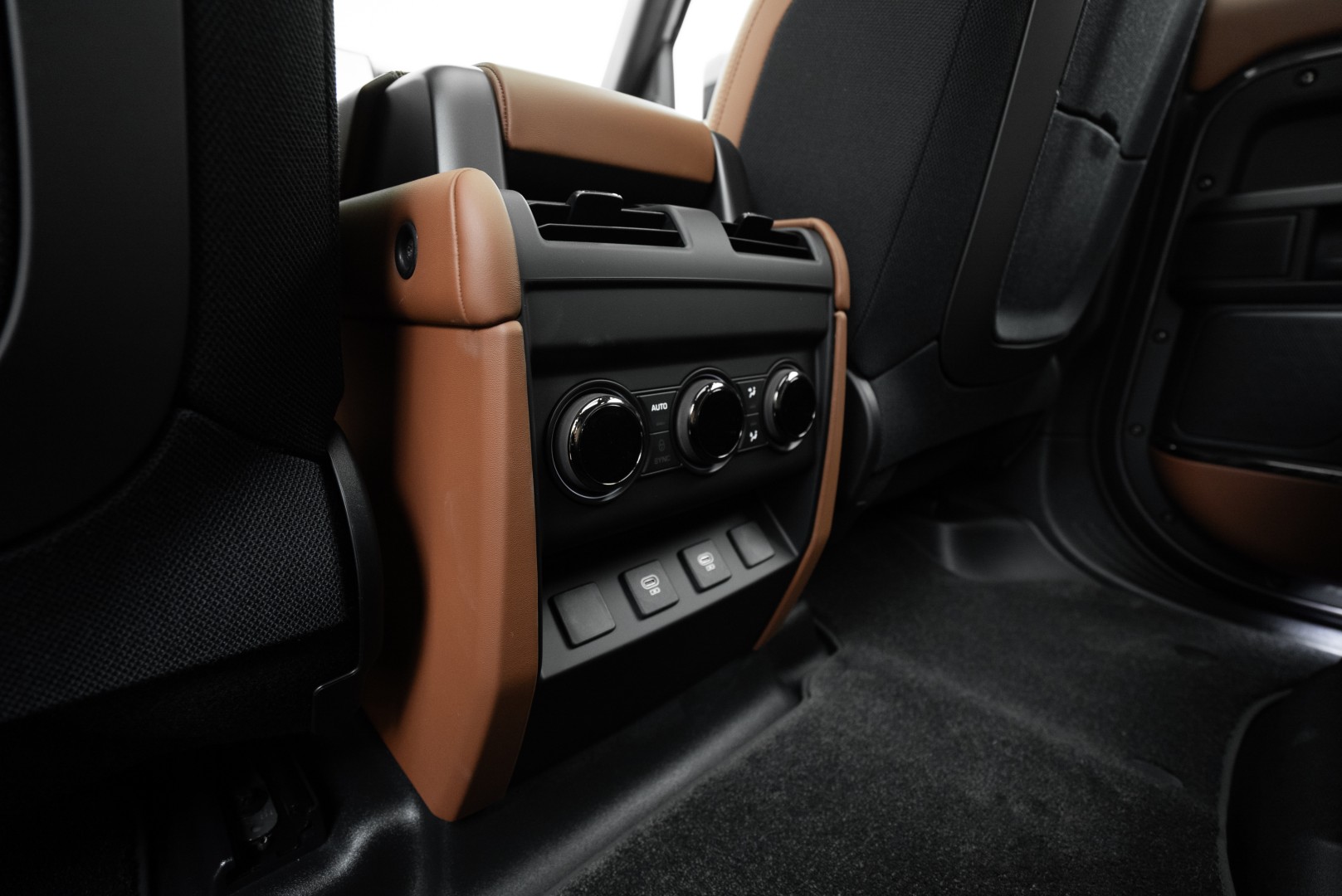 2025 LAND ROVER DEFENDER P635 OCTA | GCC 5 YEARS WARRANTY | 635 HP | HIGH SPEC |